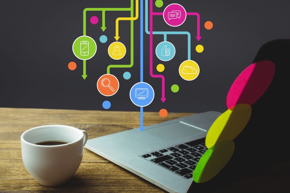 un ordinateur coloré sur un bureau avec une tasse posée à côté